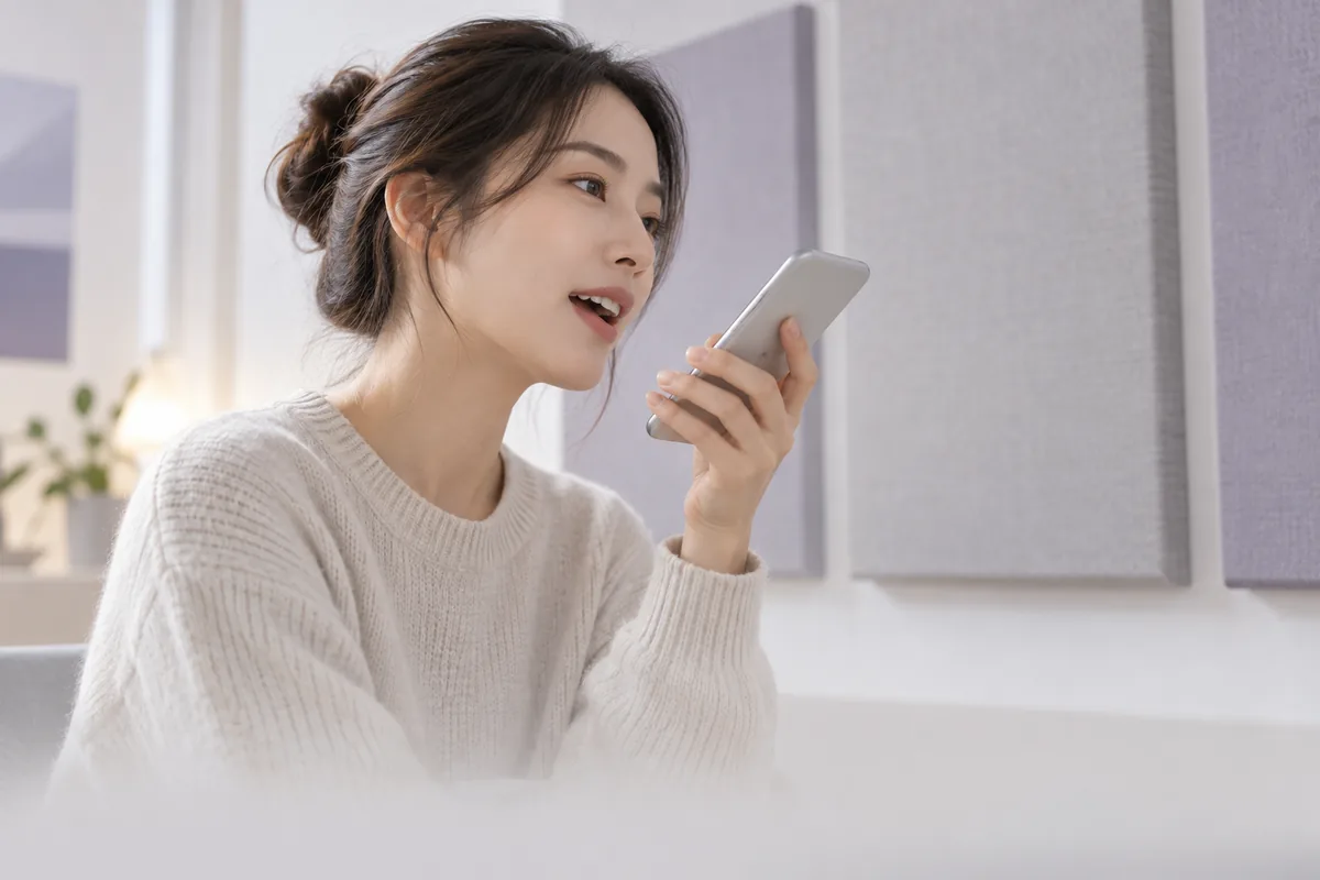 一位成年人在安静房间里对手机录下语音