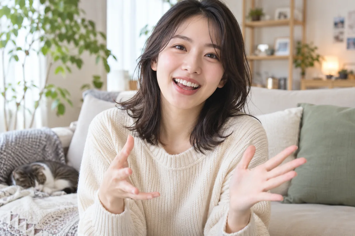 年轻成年女性在家中自然讲述
